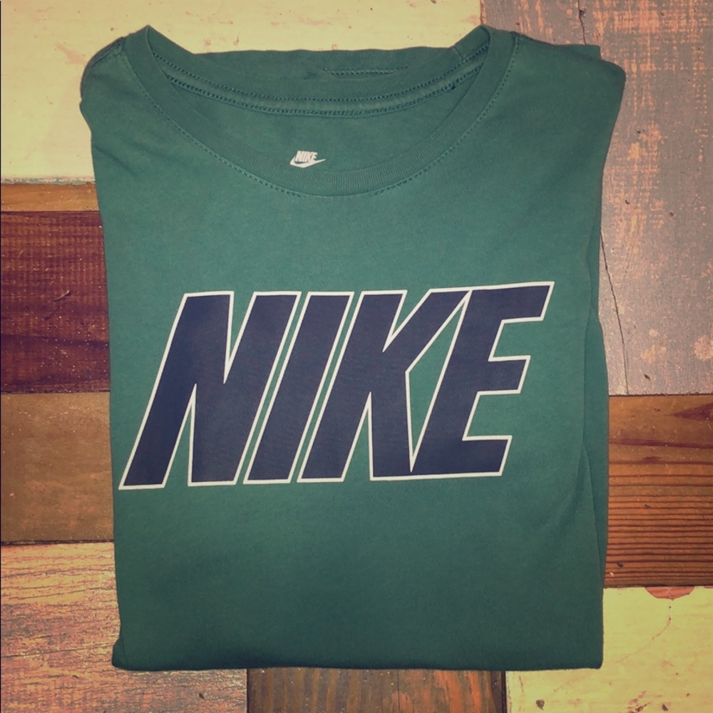 Nike large green and black t-shirt